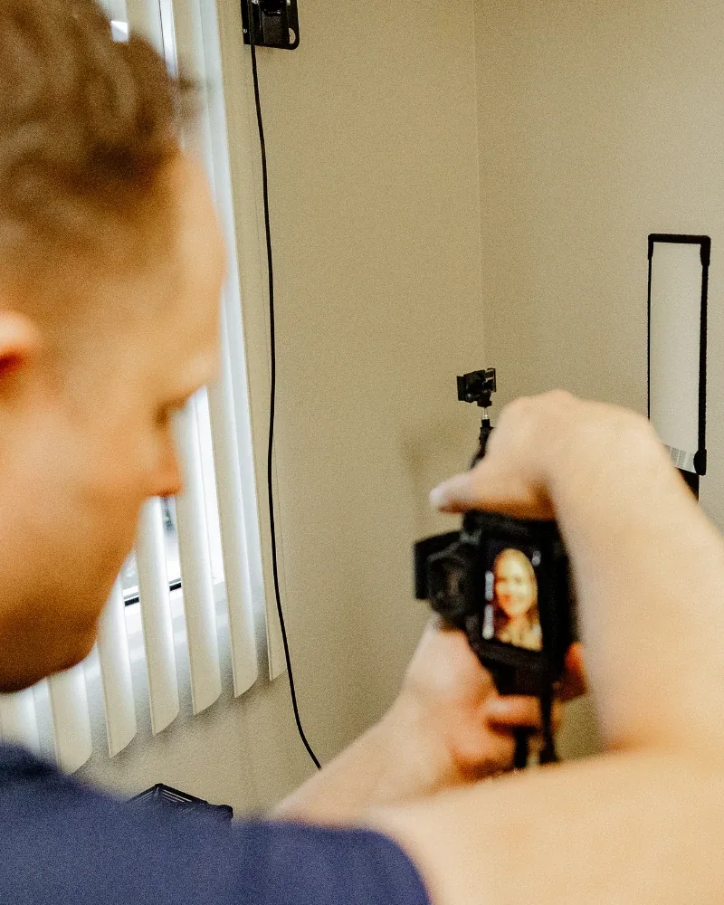 El Dr. Taylor Workman fotografiando la sonrisa de un paciente