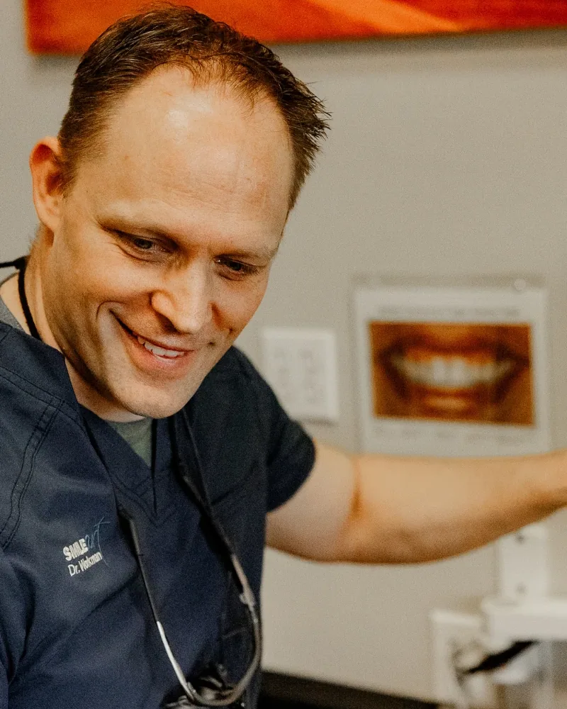 El Dr. Taylor Workman sonriendo en el estudio